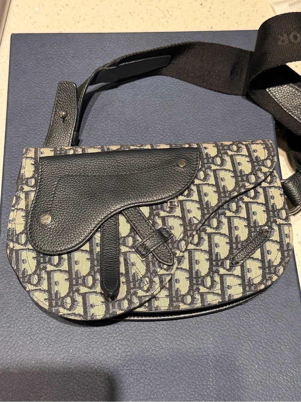 $2,900 Dior Saddle Messenger Bag in Blue and Beige Oblique